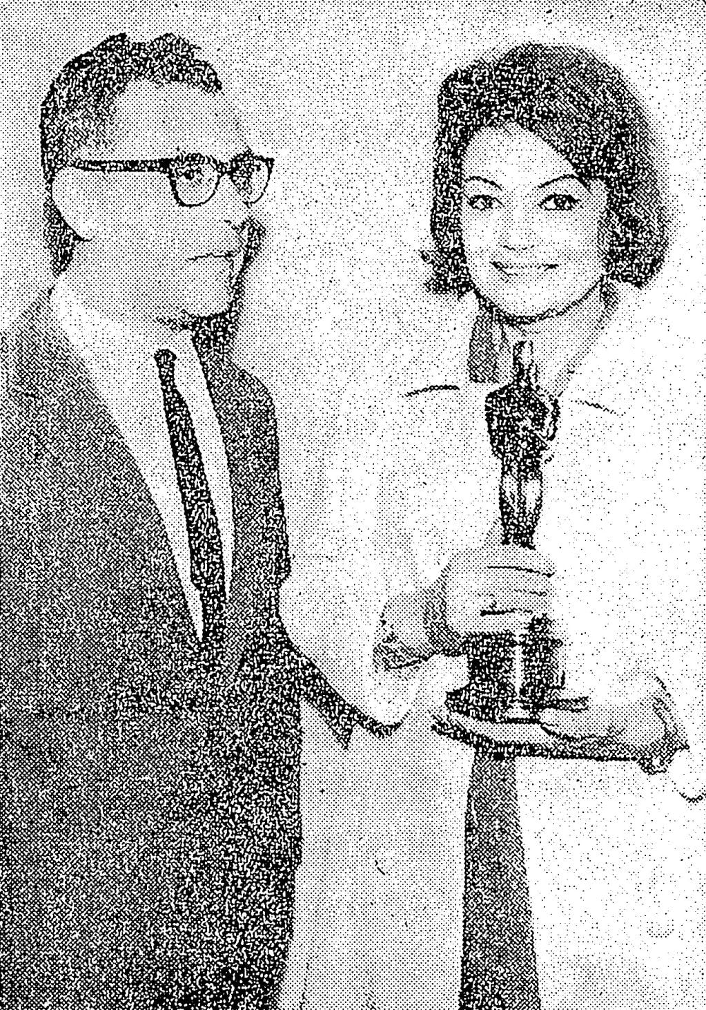 El escritor mendocino Antonio Di Benedetto junto a la actriz Lila Kedrova luego de recibir el Oscar por su actuación en "Zorba el griego".