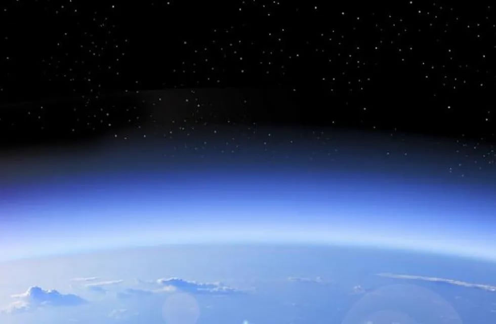 Un video de la Estación Espacial Internacional grabó presuntos OVNIS orbitando la Tierra.