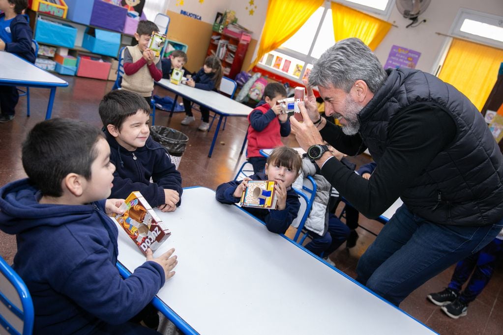 El intendente Ulpiano Suarez visitó la escuela Paroissien para conocer los proyectos que lleva adelante la institución y reforzar lazos colaborativos. Foto: Prensa Ciudad de Mendoza