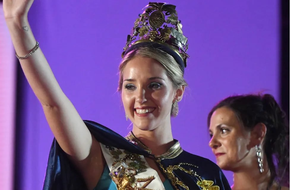 Maipú coronó a Lucía Pozobón como su reina 2020 