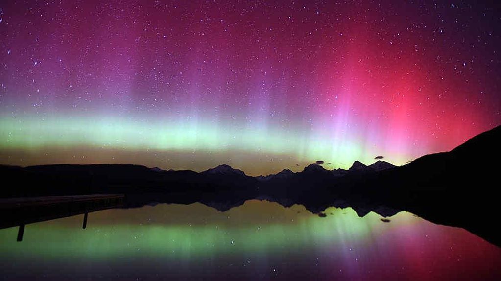Una aurora se produce cuando una eyección de partículas solares cargadas choca con la magnetósfera de la Tierra. 