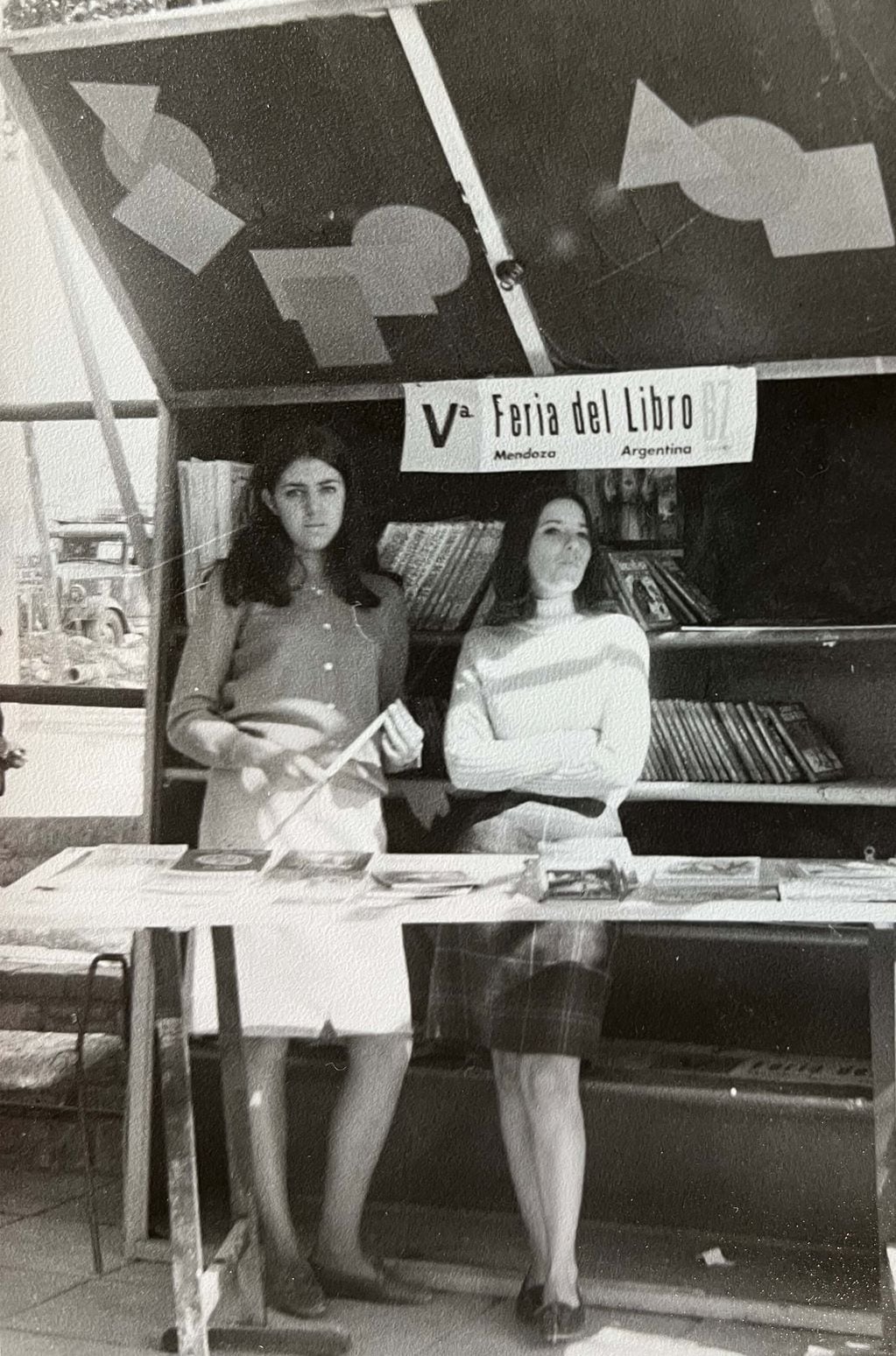 En la quinta Feria del Libro: Lucía Bourguet junto a una de sus compañeras (año 1967). Foto: Gentileza