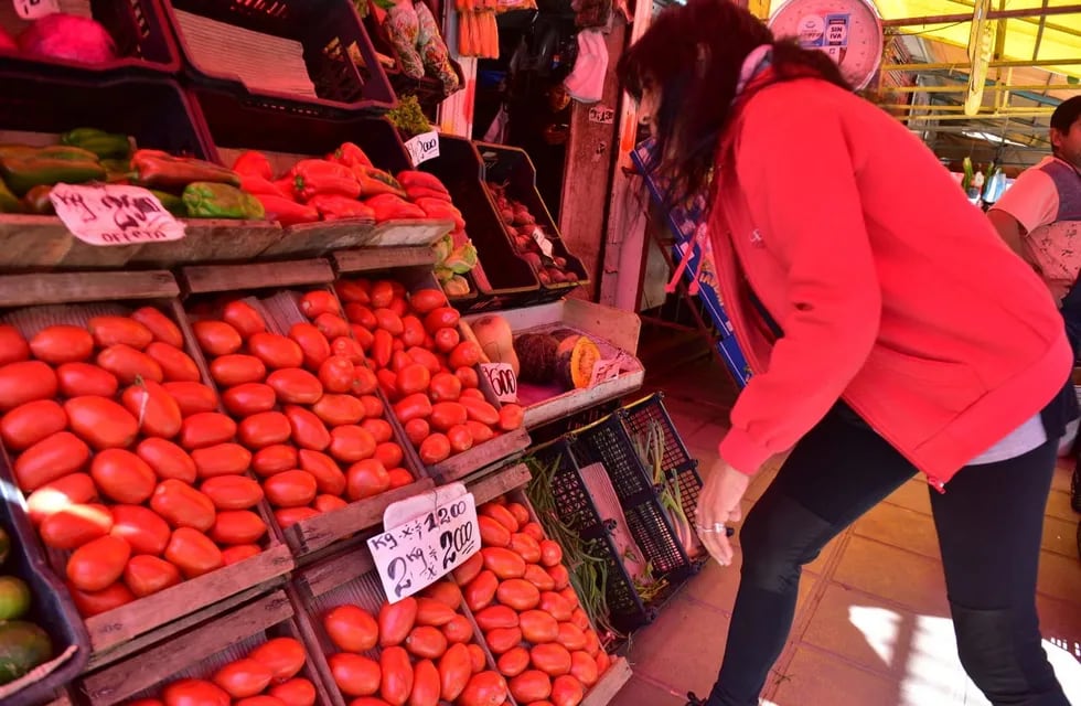 Después de llegar a los $80 mil el cajón de tomate, empezó a llegar a precios más accesibles. Foto: La Voz
