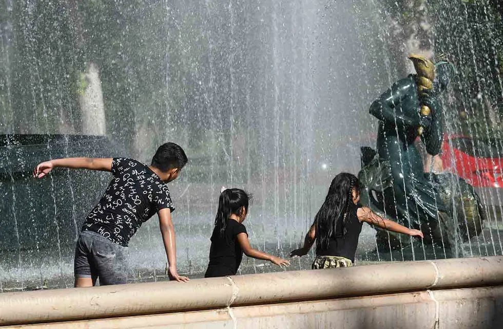 Niños se refrescan en la fuente de los continentes en el parque General San Martín. Foto: José Gutierrez / Los Andes
