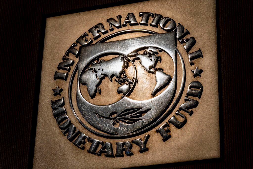 En esta imagen archivo, el logo del Fondo Monetario Internacional, visto en su sede, el 5 de abril de 2021, en Washington. (AP Foto/Andrew Harnik, archivo)