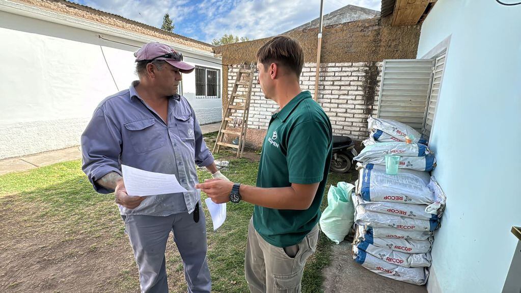 El Gobierno provincial entregó ayudas a los productores afectados por las tormentas. Foto: Gobierno provincial.