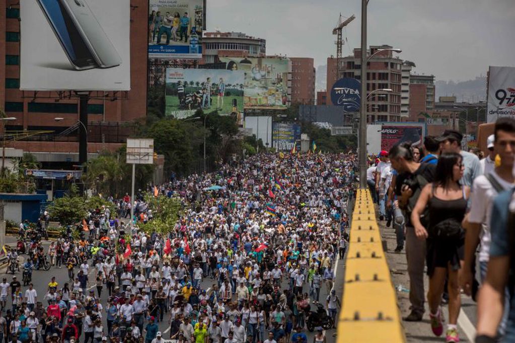 CAR01. CARACAS (VENEZUELA), 06/04/2017 - Un grupo de personas participan en una manifestaciu00f3n contra el gobierno venezolano hoy, jueves 6 de abril de 2017, en Caracas (Venezuela). La alianza de partidos Mesa de la Unidad Democru00e1tica (MUD), contraria al Gobierno de Nicolu00e1s Maduro, aseguru00f3 hoy que los venezolanos se manifestaron este jueves en ocho ciudades de Venezuela en contra de los magistrados del Tribunal Supremo de Justicia (TSJ) a quienes acusan de haber dado un 