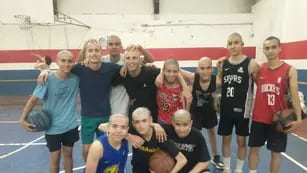 Chicos mendocinos de 14 y 15 años se pelaron en apoyo a su compañero que recibe quimioterapia. Son jugadores de básquet del Club Pacífico y se sumaron de otras divisiones.