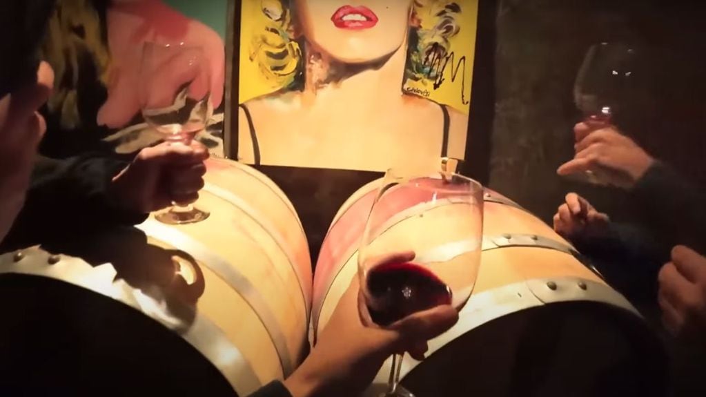 El influencer no dejó pasar la oportunidad y fue a una bodega para una degustación de vinos. Foto: captura de video.