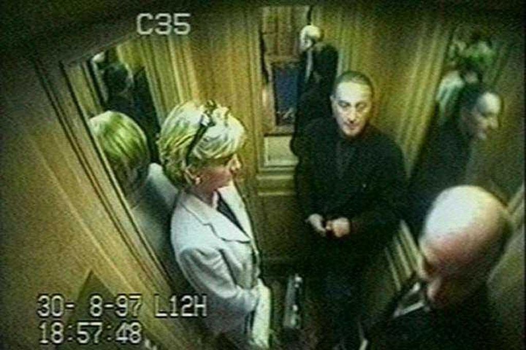 Diana de Gales y Dodi al Fayed, abandonan el hotel Ritz de París, en la fatídica noche de su muerte.