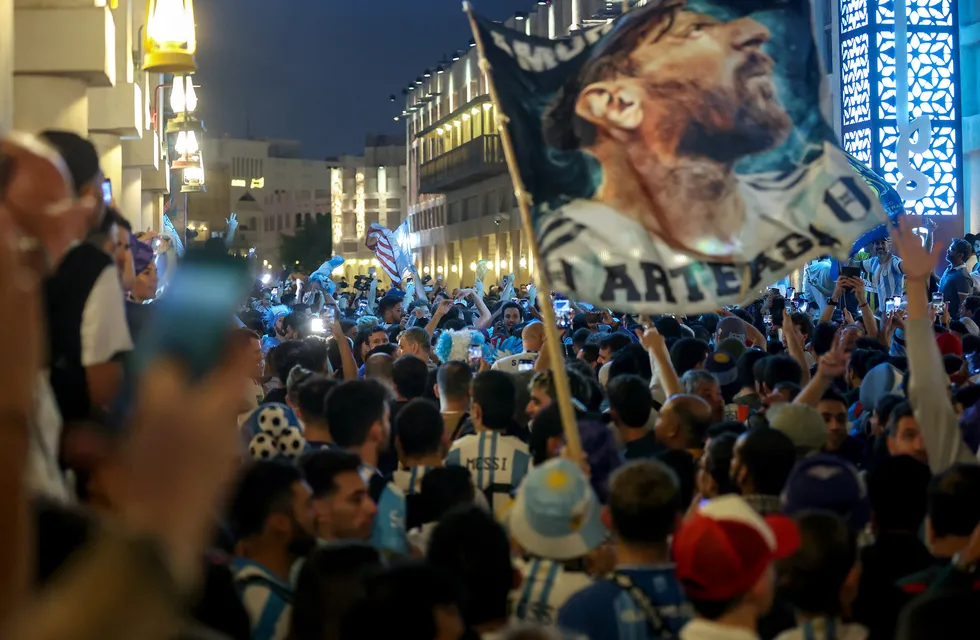 Foto del banderazo de la hinchada argentina en el paseo Souq Waqif, el jueves 8 de diciembre, en la previa del partido con Países Bajos. (AP)