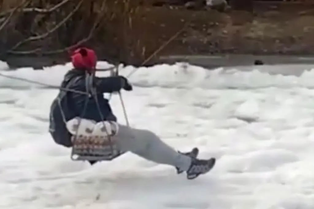 Quedó atrapado por la nieve y su vecino lo rescató en una tirolesa