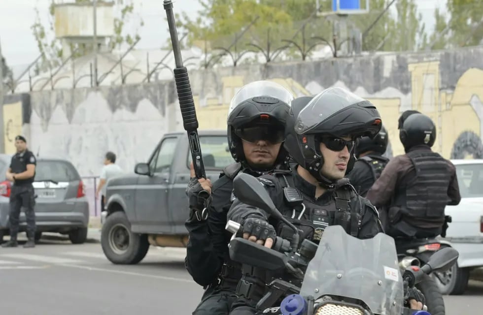 Policías armados.  Foto: Archivo/Orlando Pelichotti