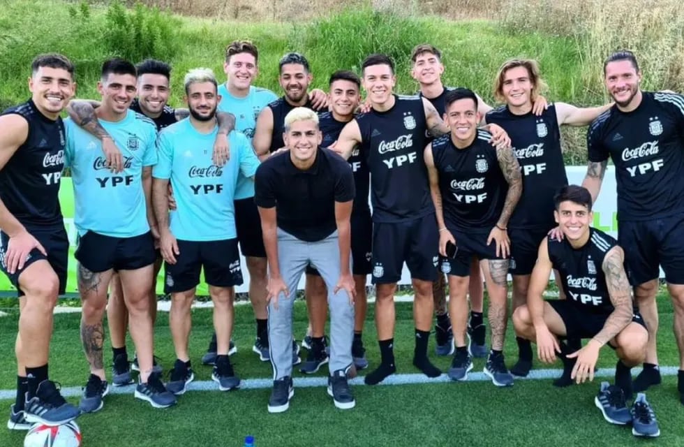 Ernesto Fontanet junto a la Selección Argentina sub 23. Foto: Instagram.