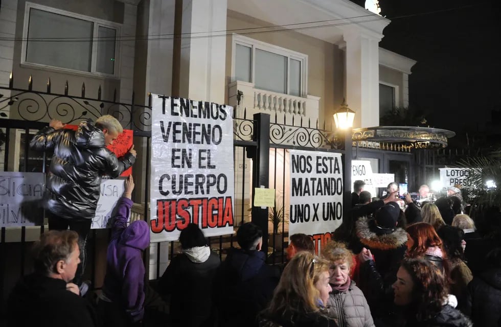 Decenas de personas se congregaron frente a la casa de Aníbal Lotocki para pedir justicia. Foto: Federico López Claro