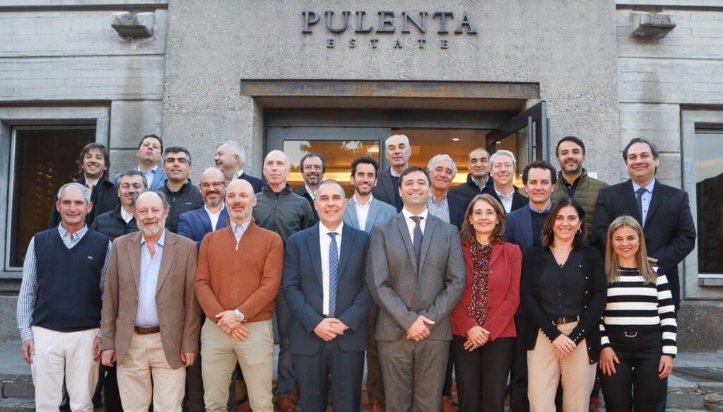 Miembros del Consejo Empresario Mendocino junto a sus nuevas autoridades.