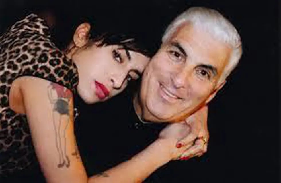 También canta? El padre de Amy Winehouse lanzó su segundo disco