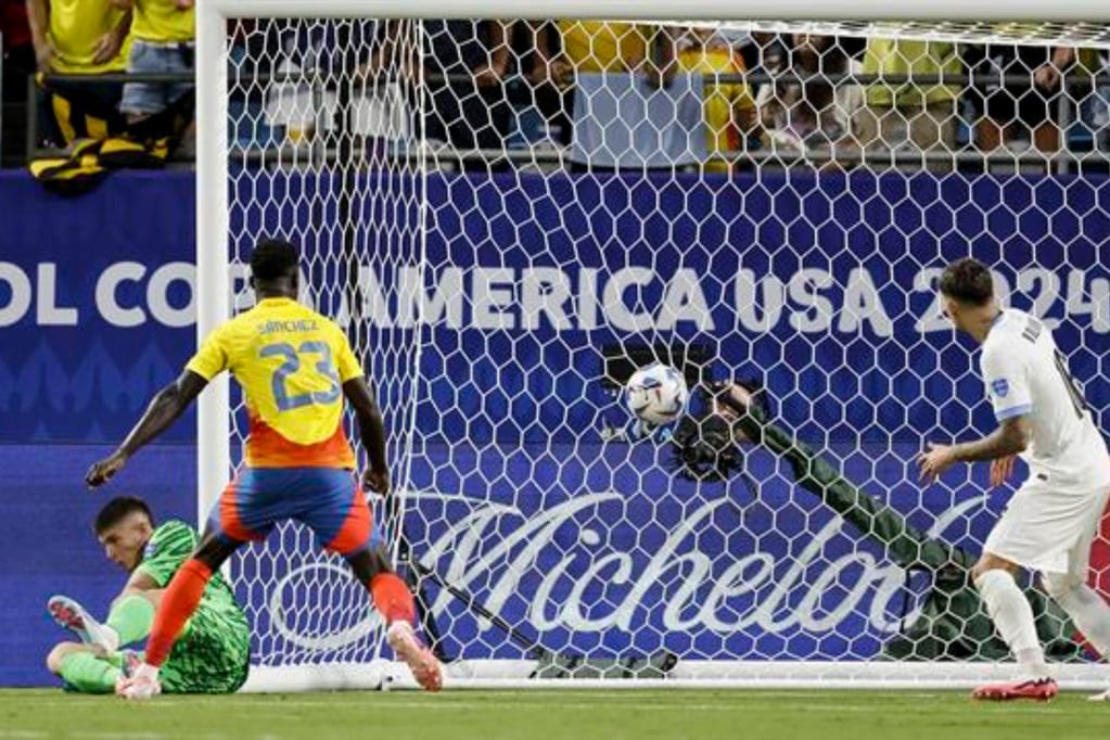 Charlotte (United States), 11/07/2024.- Uruguay's goalkeeper Sergio Rochet (L) and Mathias Olivera as well as Colombia's Davinson Sanchez watch as a goal is scored by Colombia's Jefferson Lerma (not pictured) during the first half of the CONMEBOL Copa America 2024 semi-finals match between Uruguay and Colombia at Bank of America stadium in Charlotte, North Carolina, USA, 10 July 2024. EFE/EPA/ERIK S. LESSER