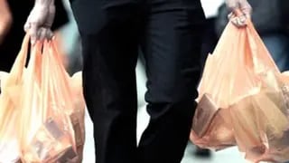 Desde mañana hipermercados y supermercados no podrán vender bolsas plásticas.