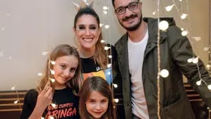 Soledad Pastorutti, su esposo Jeremías Audoglio y sus hijas Antonia y Regina