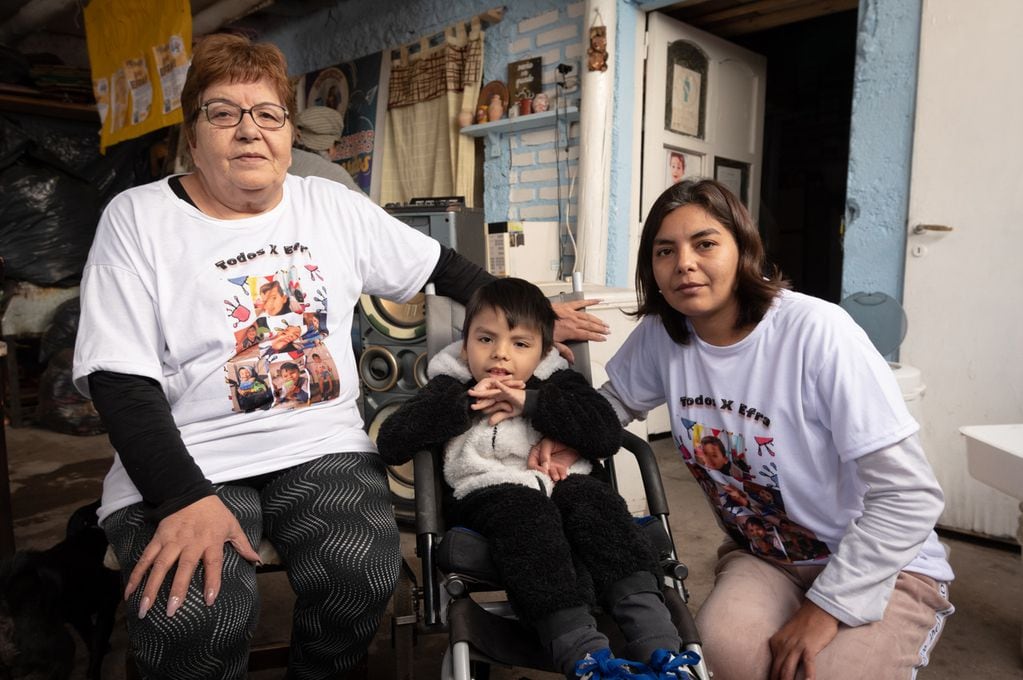 Una familia y su hijo con parálisis cerebral recorrieron 1.800 kilómetros en auto para seguir con su tratamiento. Foto: Ignacio Blanco / Los Andes.