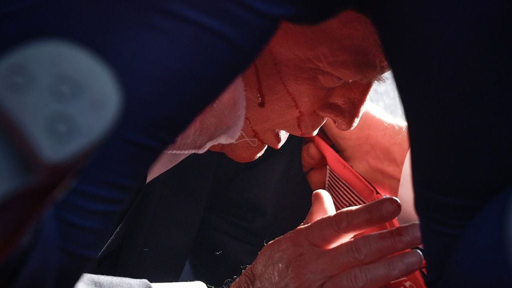 Trump inmediatamente después de recibir el disparo en la oreja. Foto: Anna Moneymaker.