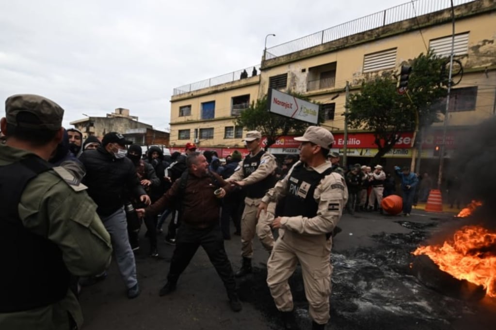 Los policías que piden mejoras salariales rechazaron la oferta del Gobierno y crece la tensión. Foto Clarín