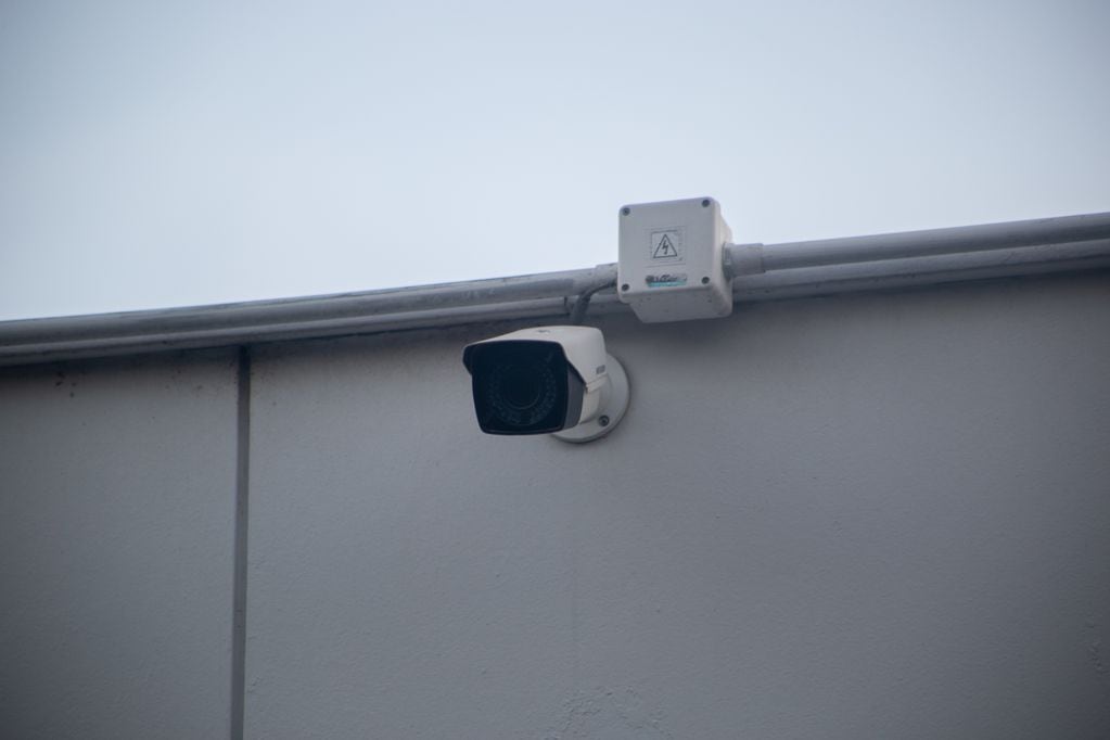 Ulpiano Suarez visitó una estación de servicio que suma sus videocámaras al sistema de seguridad de la Ciudad.