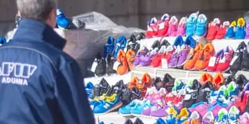Donación de zapatillas confiscadas