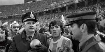 Imagen icónica del Mundial '78, con Daniel Pasarella (Télam)