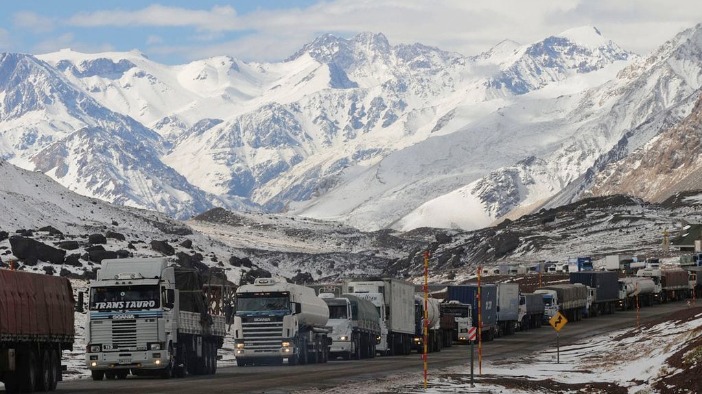 Camioneros varados esperan cruzar en los siguientes días a Chile. Foto archivo