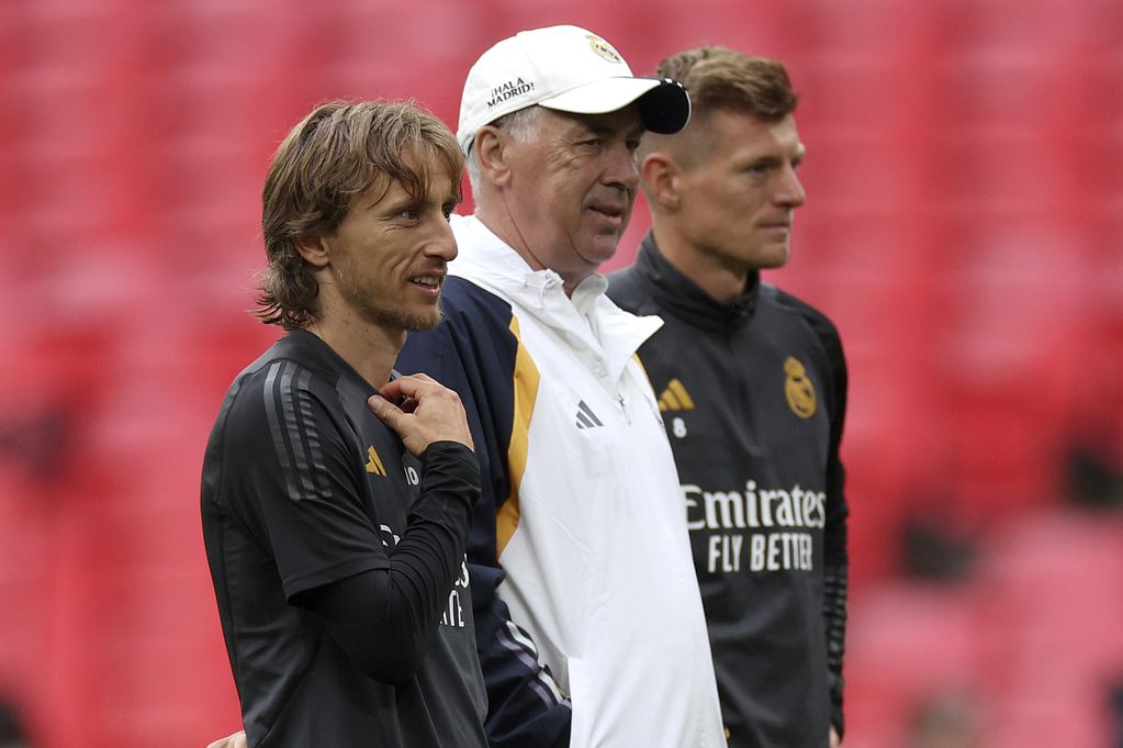 Luka Modric, junto al técnico del Real Madrid Carlo Ancelotti y Toni Kroos parados durante una sesión de entrenamiento antes de la final de la Liga de Campeones el viernes 31 de mayo del 2024.(AP Foto/Ian Walton)
