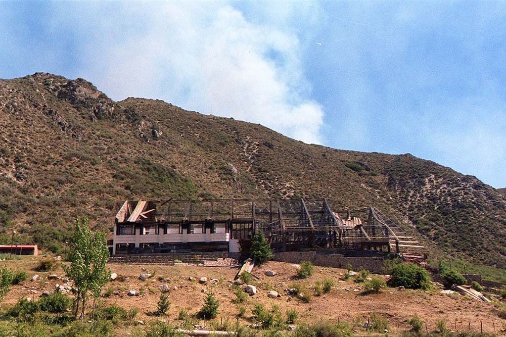 Así fue el espectacular incendio que destruyó uno de los hoteles más lujosos de la cordillera mendocina hace 20 años. Foto: Archivo / Los Andes.