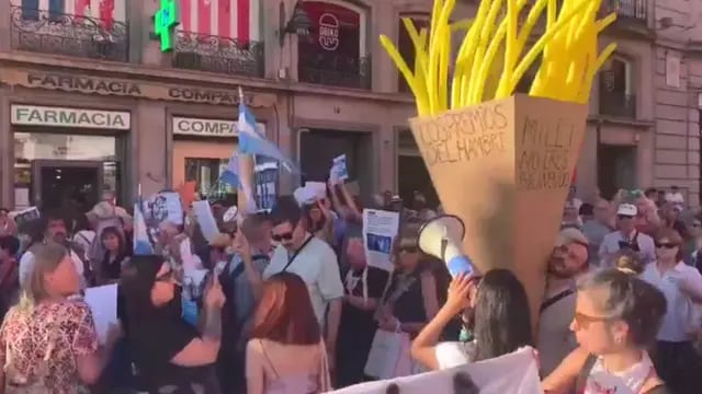 Protestaron contra Milei con un cono de papas fritas en Madrid y el hecho se viralizó en las redes