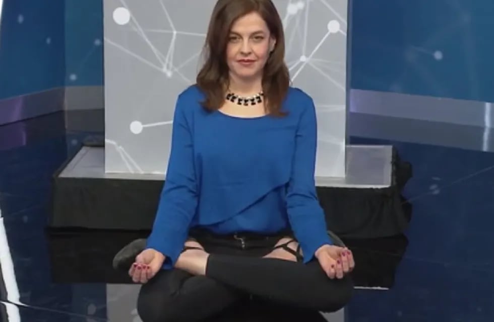 Daniela Galván se animó a hacer yoga en pleno noticiero y sorprendió a los televidentes