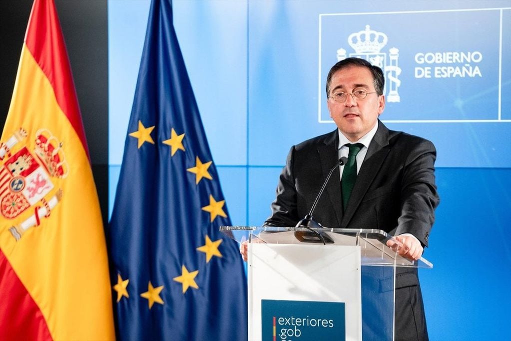 El ministro de Asuntos Exteriores español, José Manuel Albares, exige que Javier Milei pida disculpas por tratar de "corrupta" a la pareja de Pedro Sánchez.