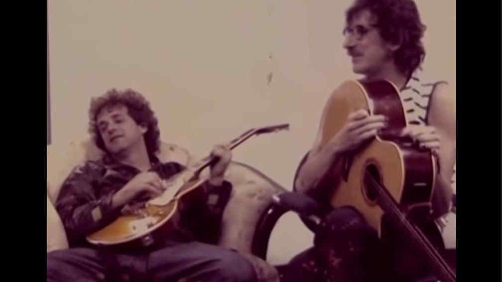 Cerati y Charly (en la imagen falta Fito) zapando con las guitarras desenchufadas. Foto: captura Youtube.