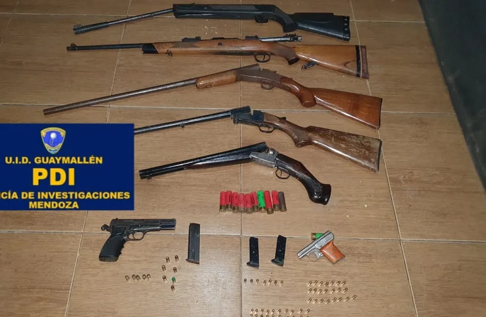 Arrestaron a dos hombres con un arsenal en una finca en Guaymallén. | Foto: Ministerio de Seguridad y Justicia