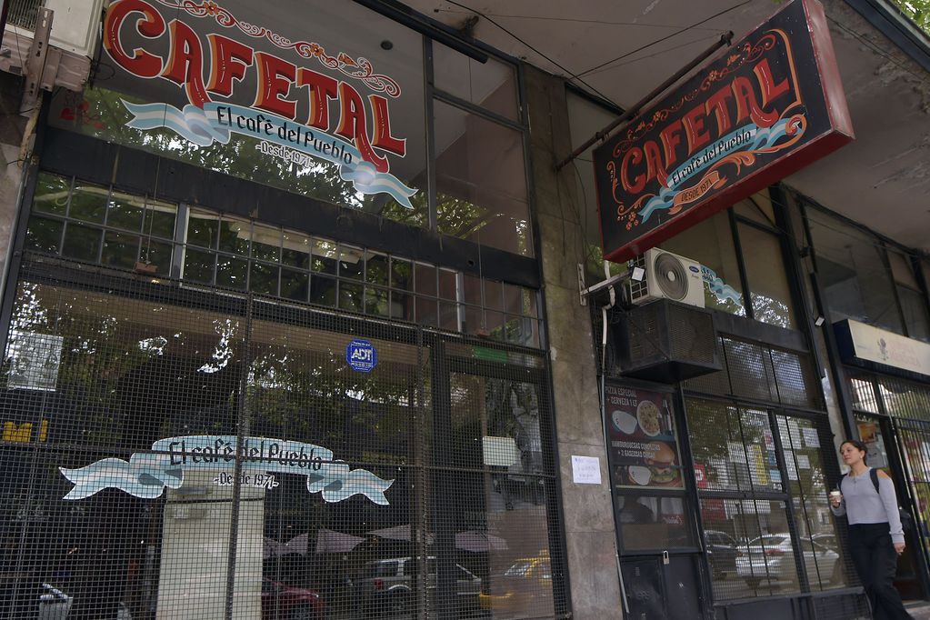 Los tres salones donde funcionaba el café El Cafetal, en calle Necochea, pronto se convertirán en locales dispuestos para otros rubros. / Foto: Archivo Los Andes. 