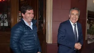 Menú español. El gobernador Cornejo y su colaborador Andrés Lombardi salen del restaurante. Clarín