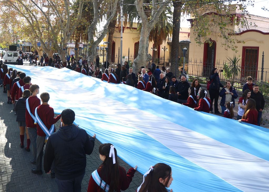 Estudiantes maipucinos juraron lealtad a la Bandera Nacional. Foto: Maipú Municipio.