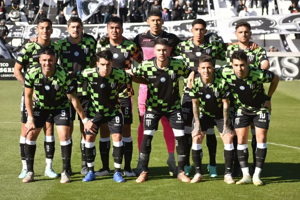 El plantel de Gimnasia y Esgrima que derrotó por 1-0 a Chaco For Ever por la 21° fecha de la zona B de la Primera Nacional. / Gentileza: Prensa GyE.