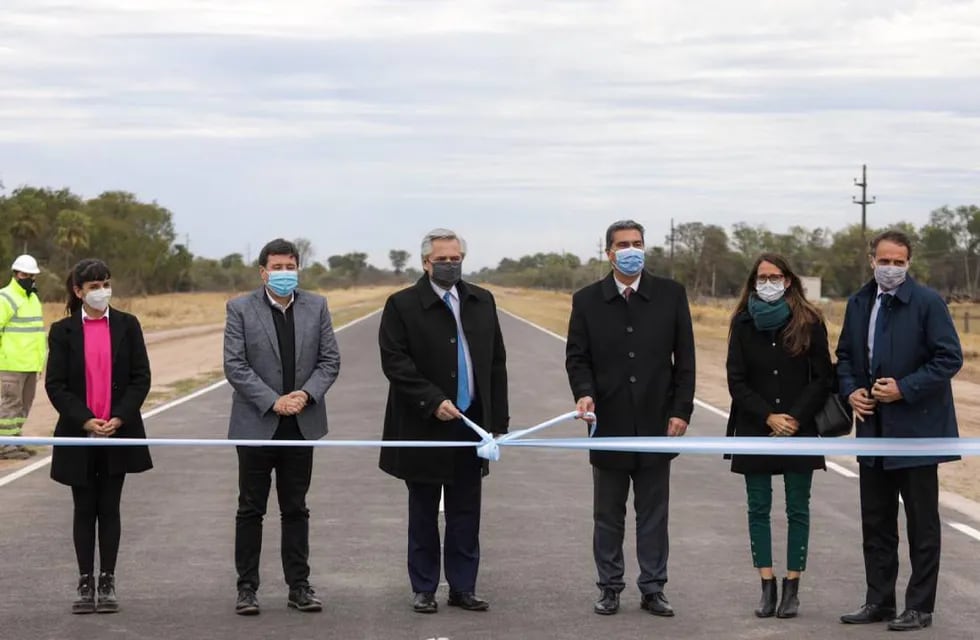 El Presidente Fernández, el gobernador Capitanich y ministros nacionales en la inauguración del asfalto de la ruta provincial 7, Chaco (Presidencia)