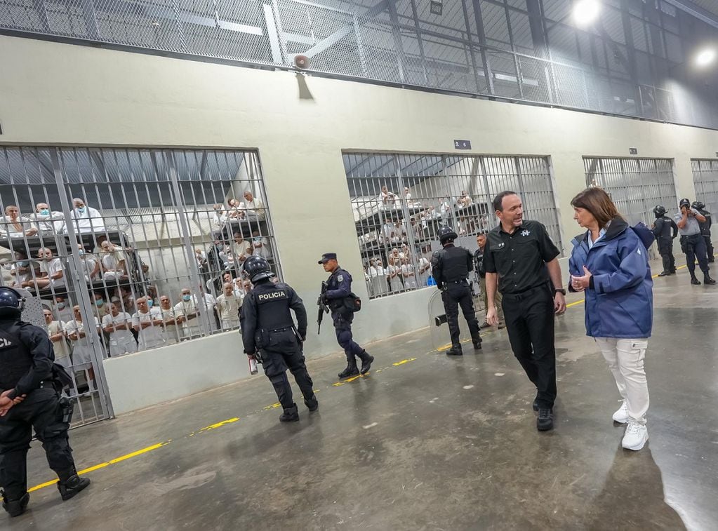 La ministra de Seguridad, Patricia Bullrich, visitó la cárcel de El Salvador que es la más grande de América (X)