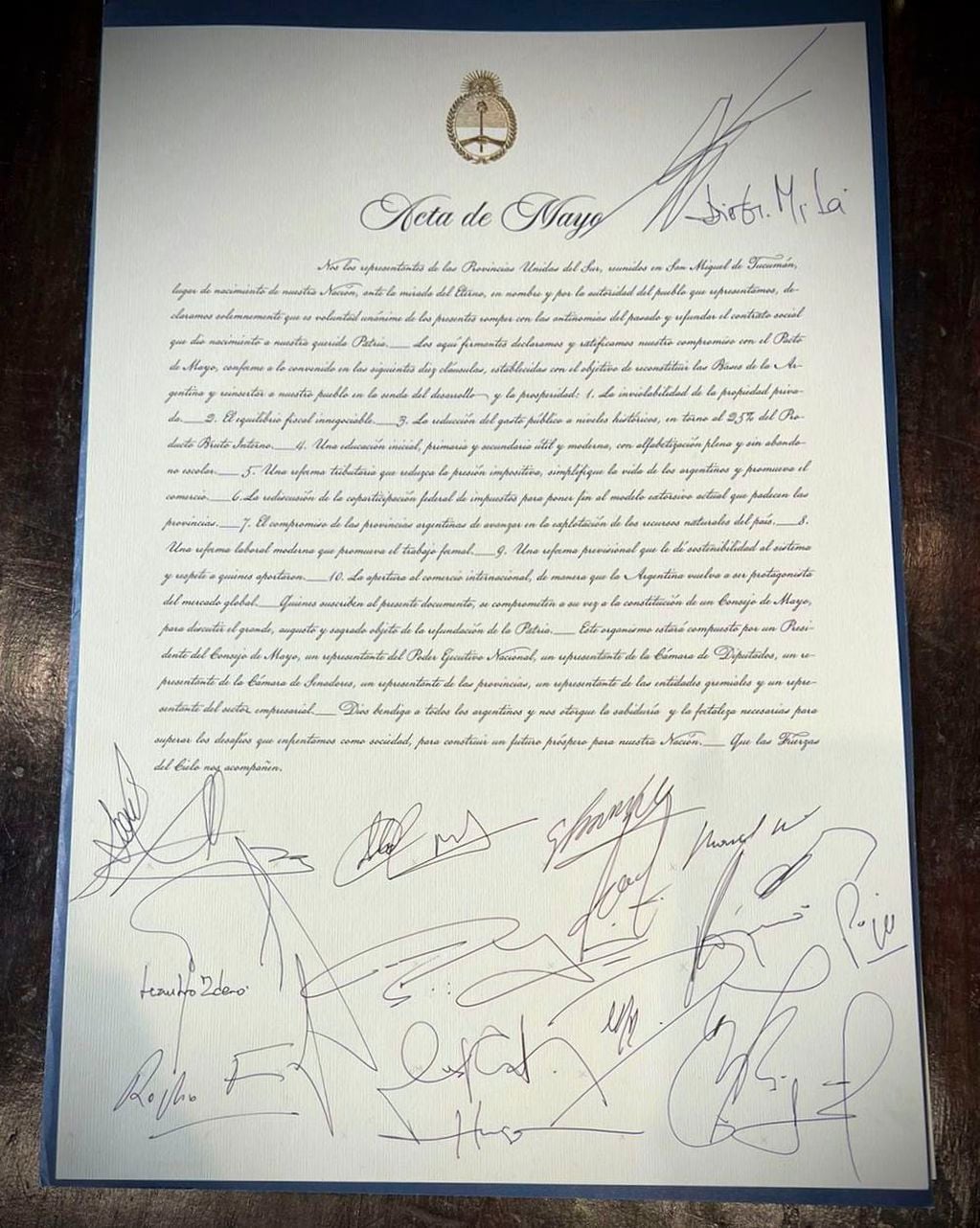 El presidente Javier Milei firmó esta noche 
el Pacto de Tucumán con 18 gobernadores en la ciudad capital de esa provincia, en coincidencia con la celebración del Día de la Independencia. FOTO NA