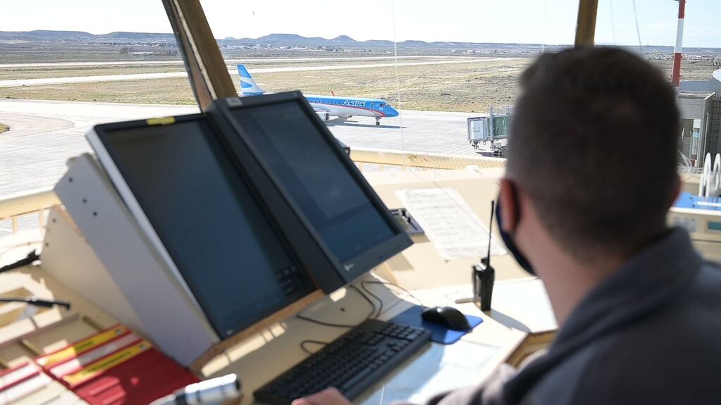 Los controladores aéreos levantaron el paro.