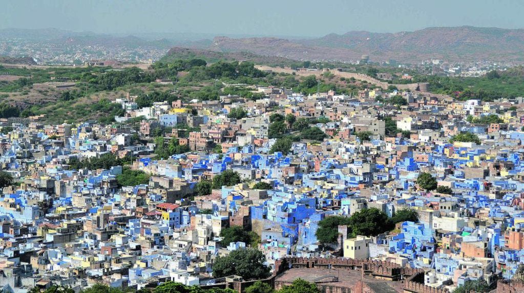 La ciudad antigua de Jodhpur, dentro de las murallas, con sus casas pintadas de azul, lo que le vale el apodo de “blue city”.
