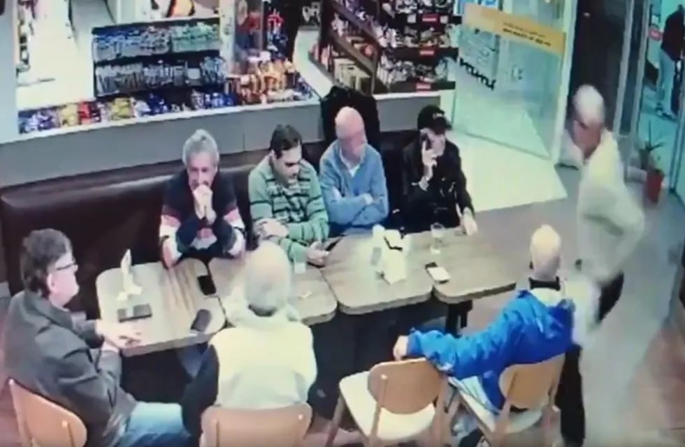 El agresor se levantó de su mesa, se dirigió a la de la víctima, le sacó el diario y le pegó. Foto: captura de video.