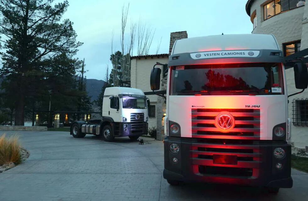 Camiones y buses en  un nuevo concesionario VW