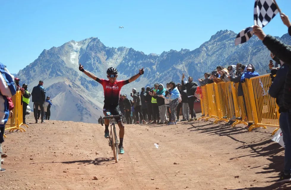 Una postal de la Vuelta Ciclista de Mendoza 2022 en plena montaña. / Los Andes